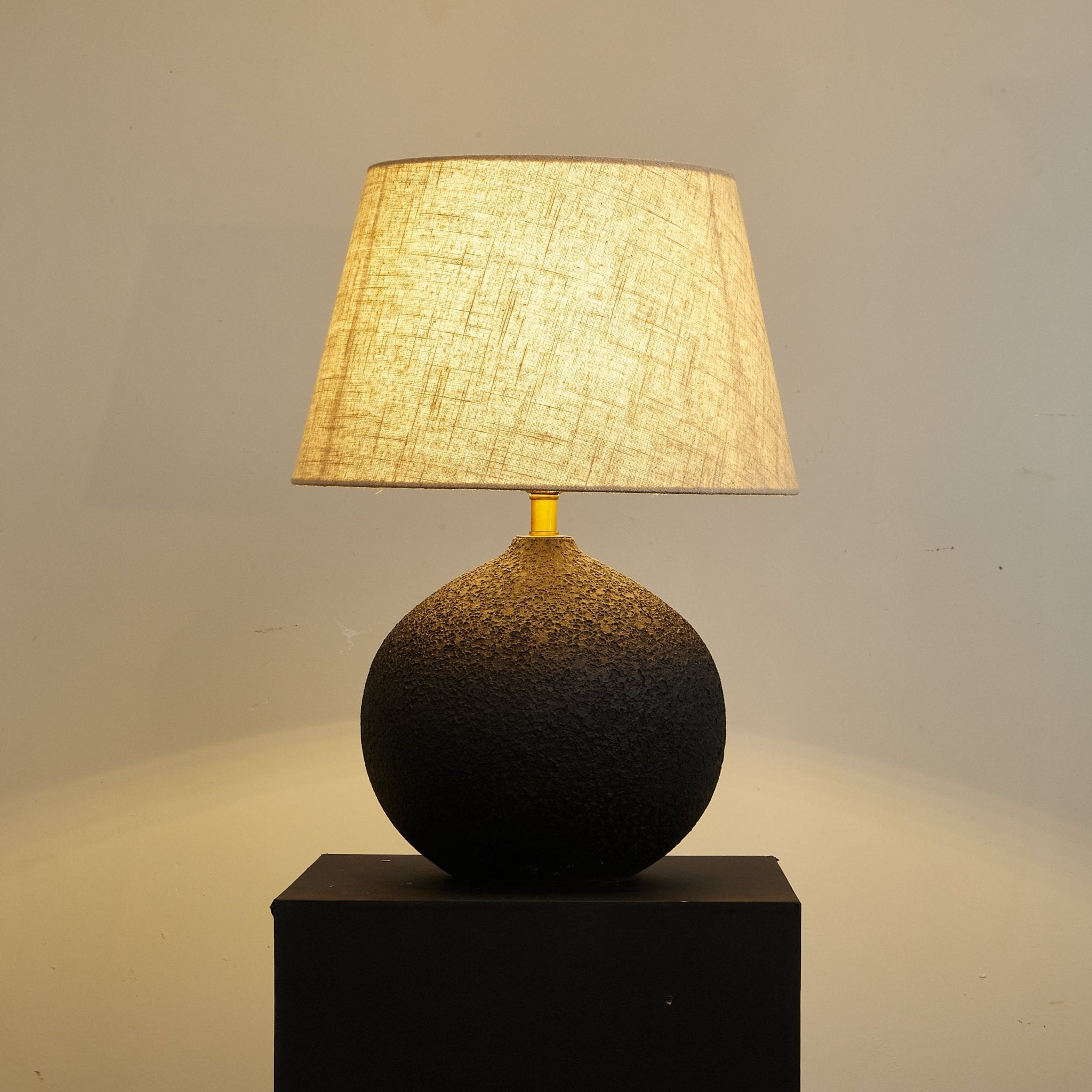 terra-noir-textured-table-lamp-anzaz--7