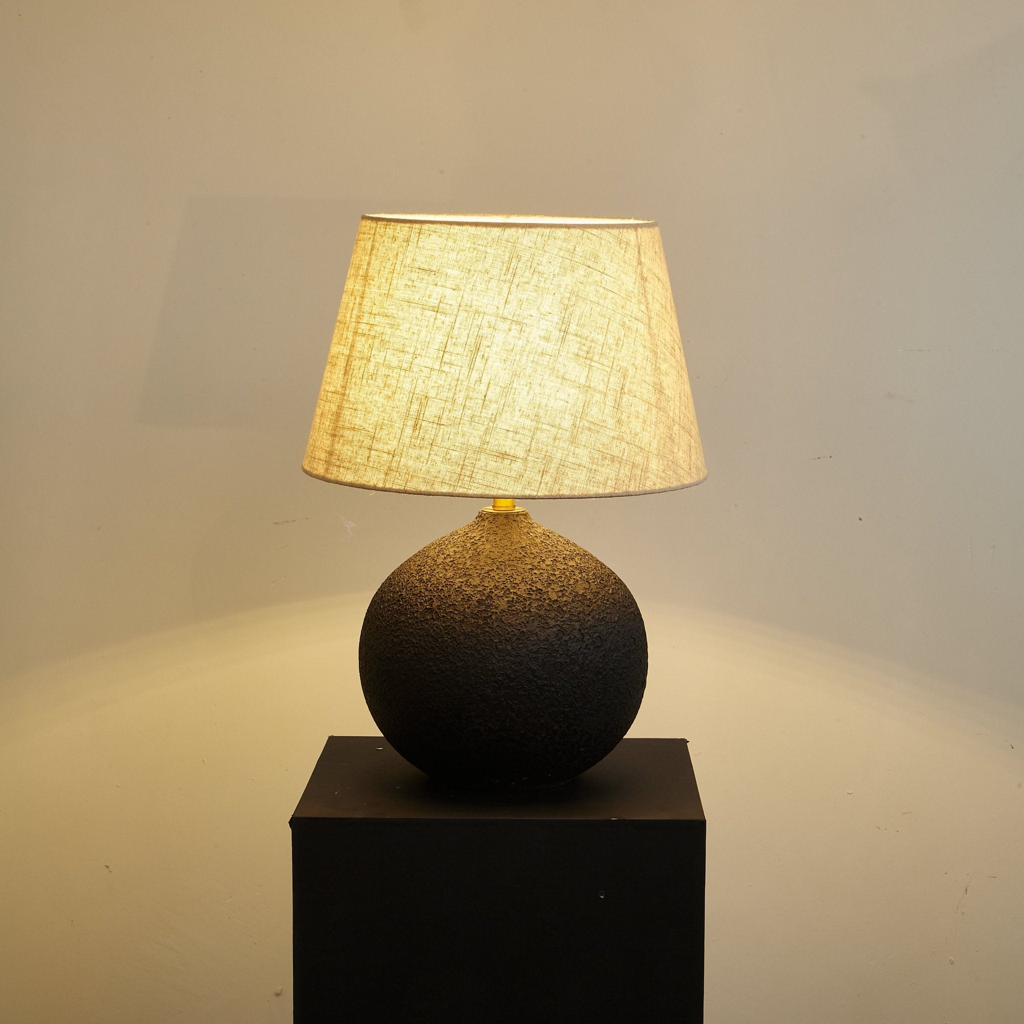 terra-noir-textured-table-lamp-anzaz--8