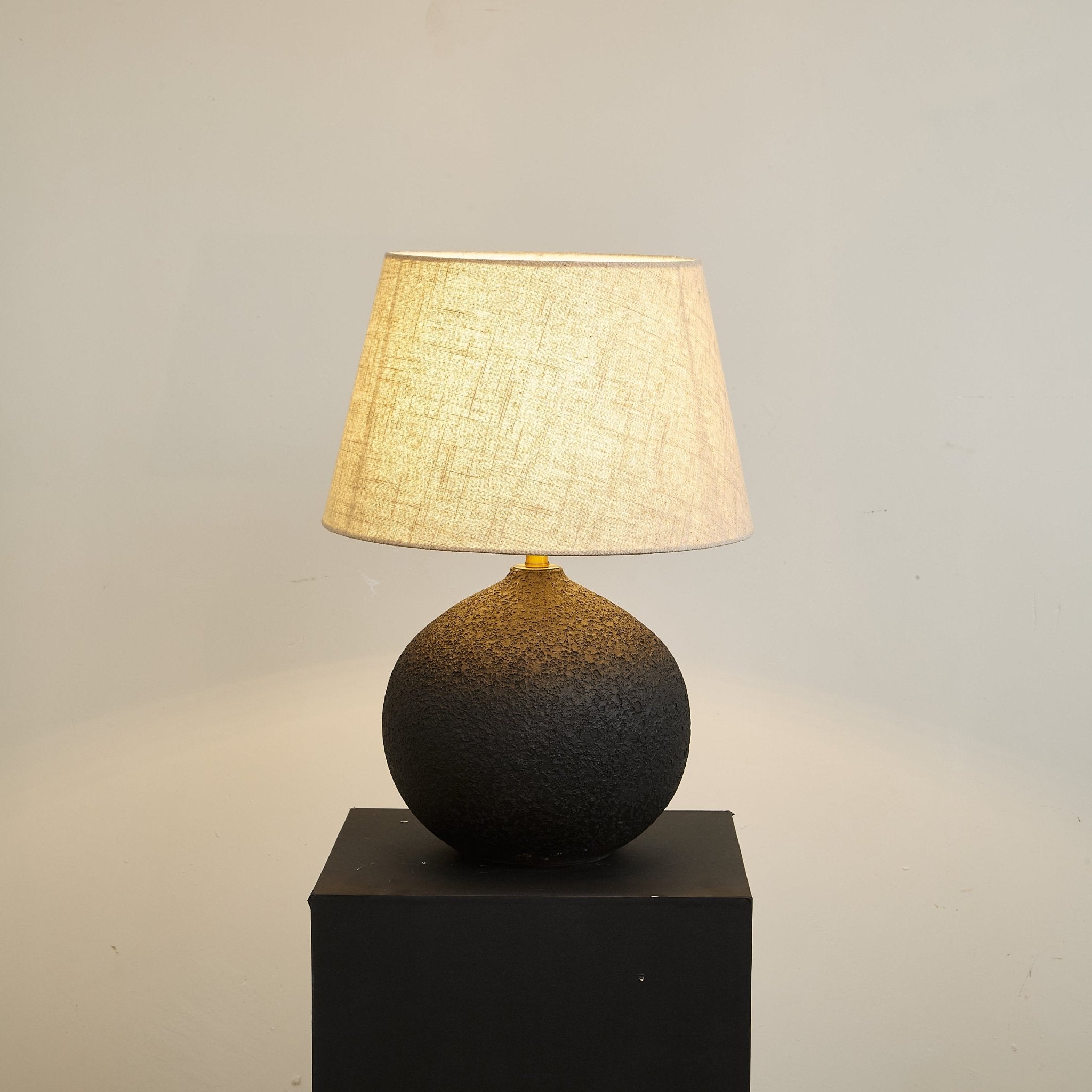 terra-noir-textured-table-lamp-anzaz-Black & White-3