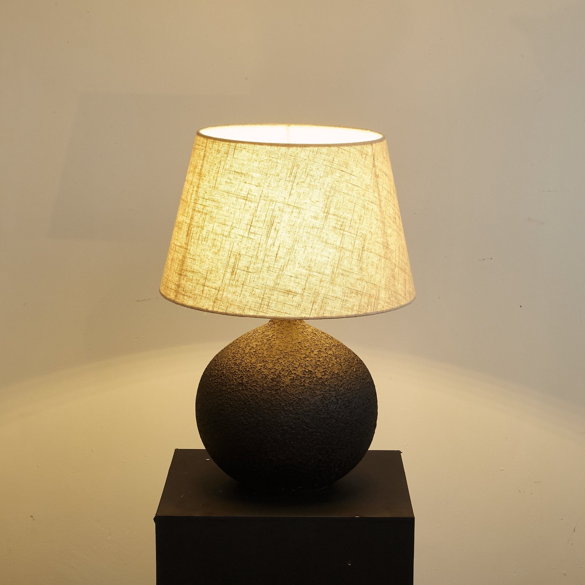 terra-noir-textured-table-lamp-anzaz--9