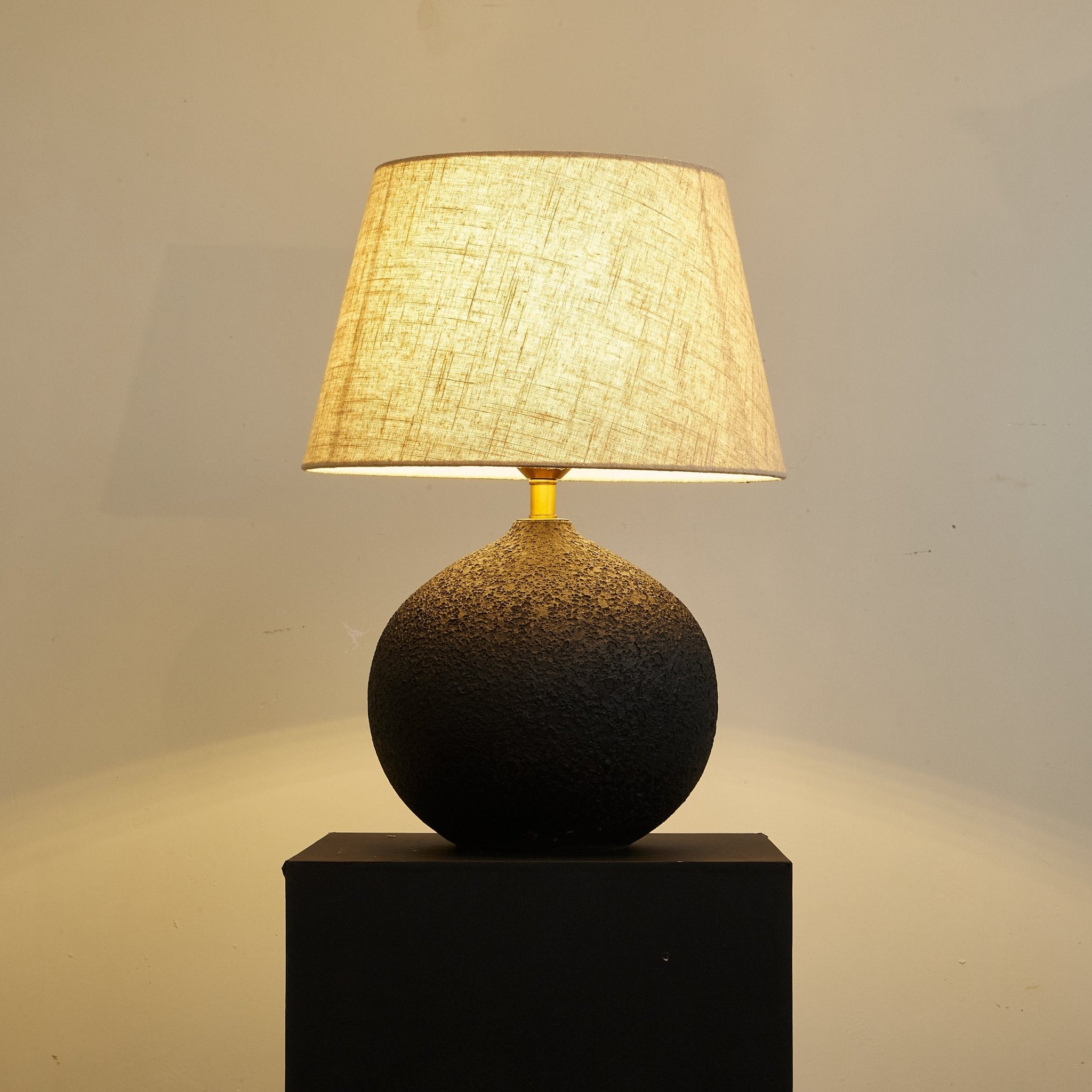 terra-noir-textured-table-lamp-anzaz--10