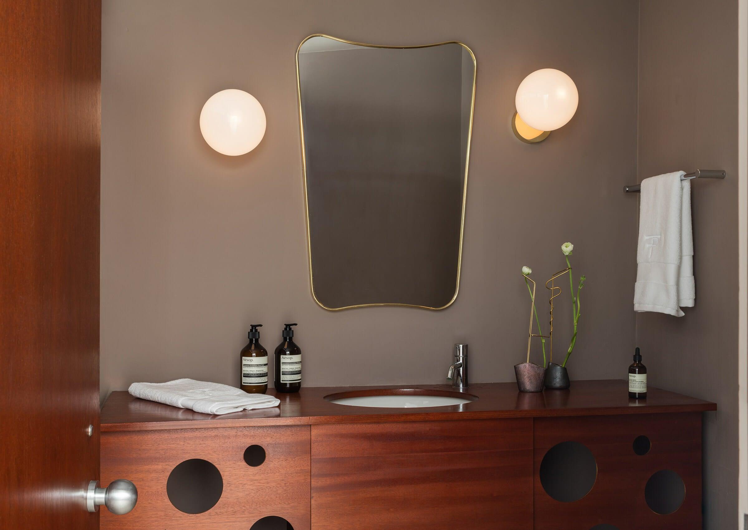 tip-of-the-tongue-wall-lamp-anzaz--7