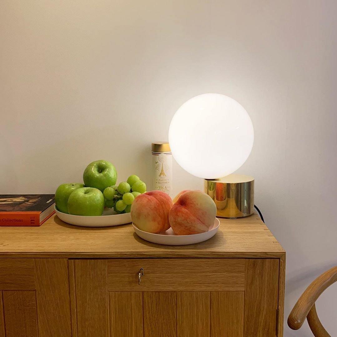 tip-of-the-tongue-table-lamp-anzaz-Gold-4