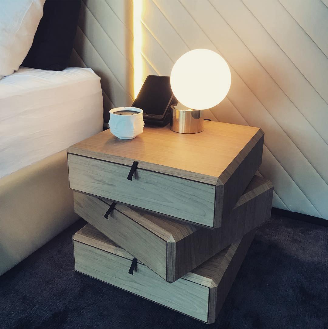 tip-of-the-tongue-table-lamp-anzaz-Gold-3