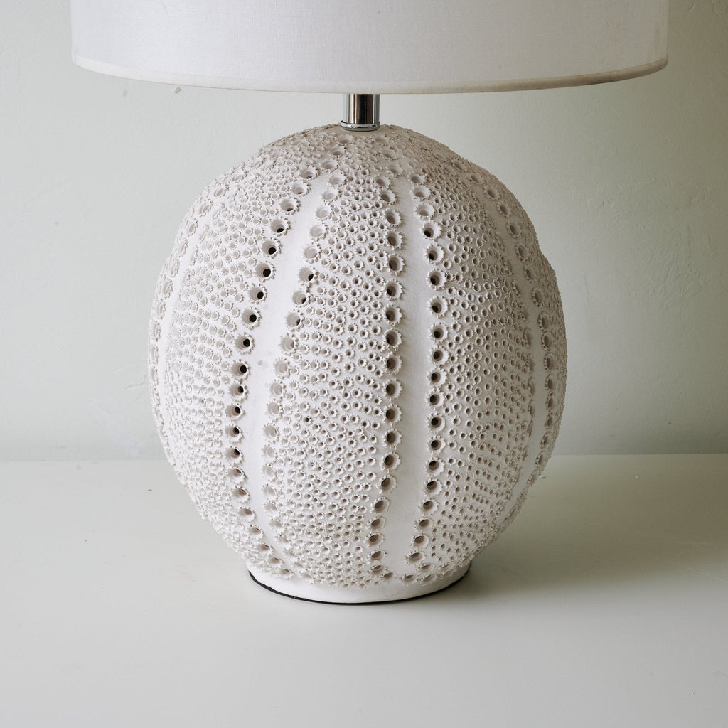 urchin-textured-ceramic-table-lamp-anzaz-White-4
