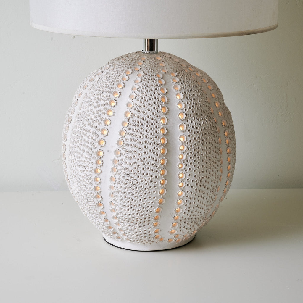 urchin-textured-ceramic-table-lamp-anzaz-White-5