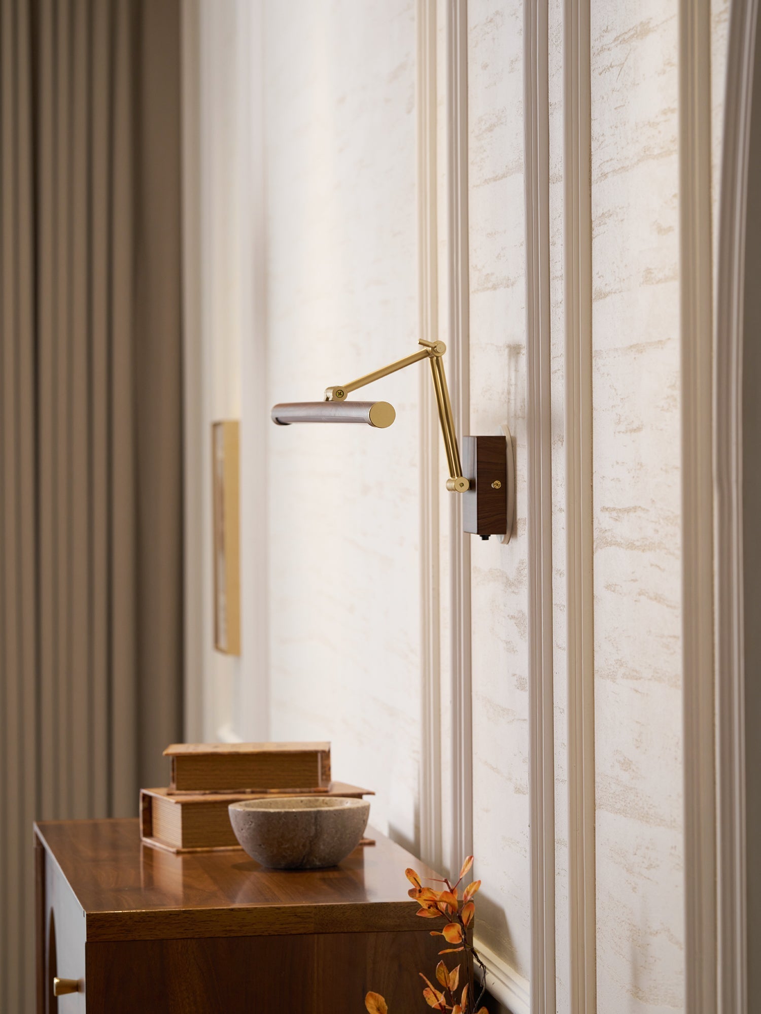 walnut-linear-adjustable-wall-light-anzaz--30