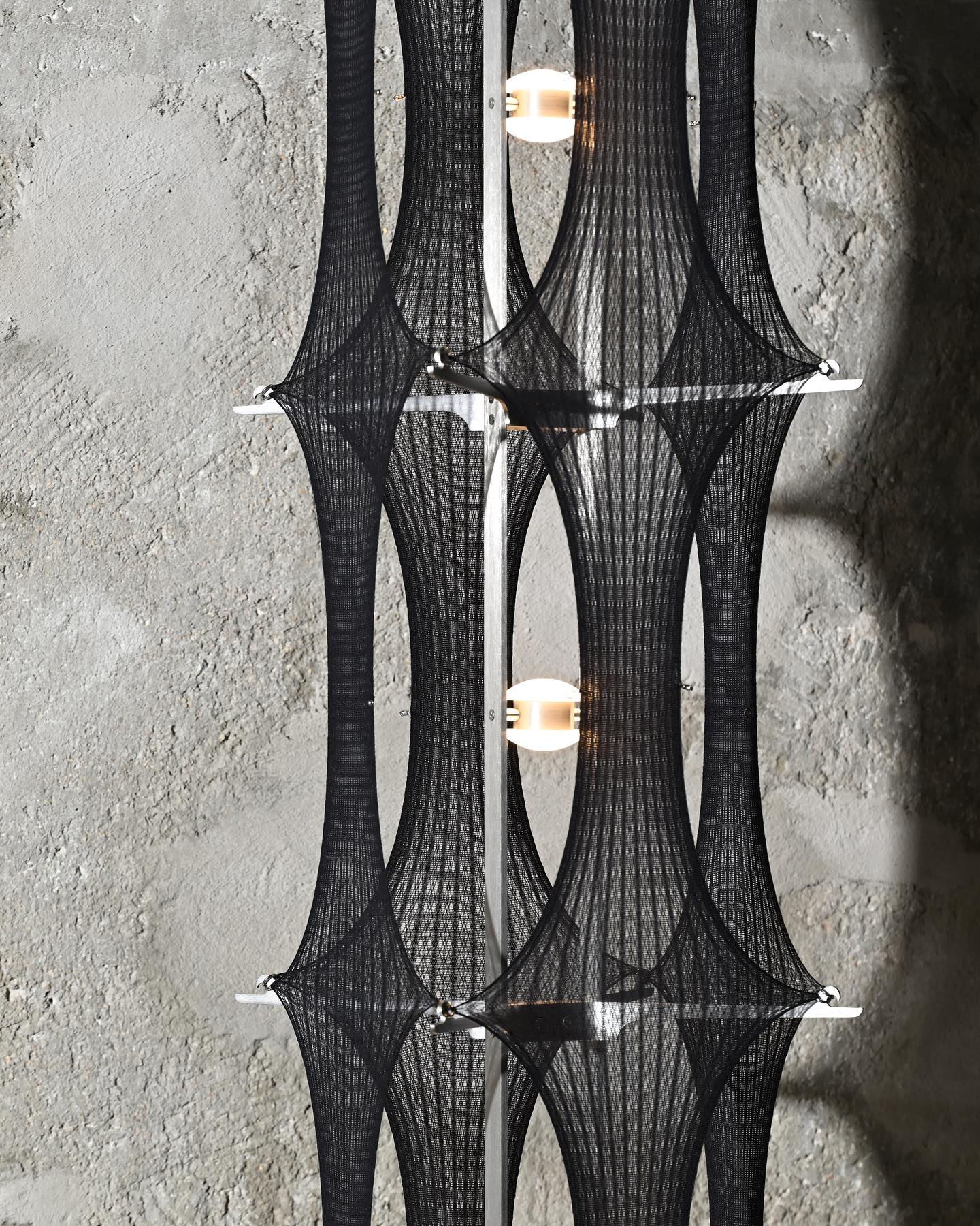 noir-mesh-tower-floor-lamp-anzaz--7