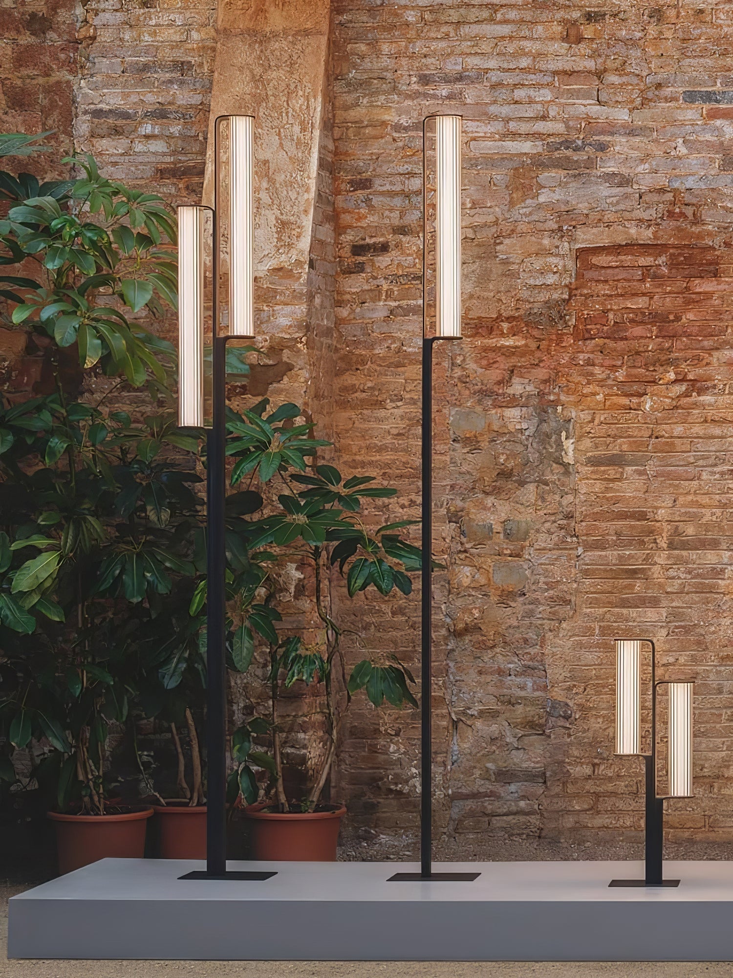 lumo-arc-outdoor-post-lamp-anzaz--17