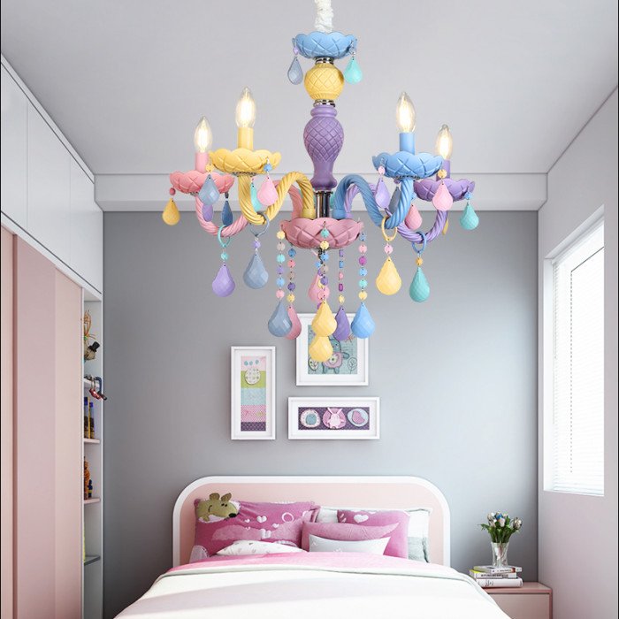 Candelabru curcubeu pentru camera copiilor