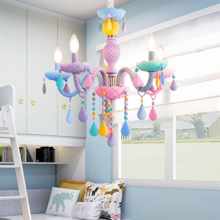 Candelabru curcubeu pentru camera copiilor