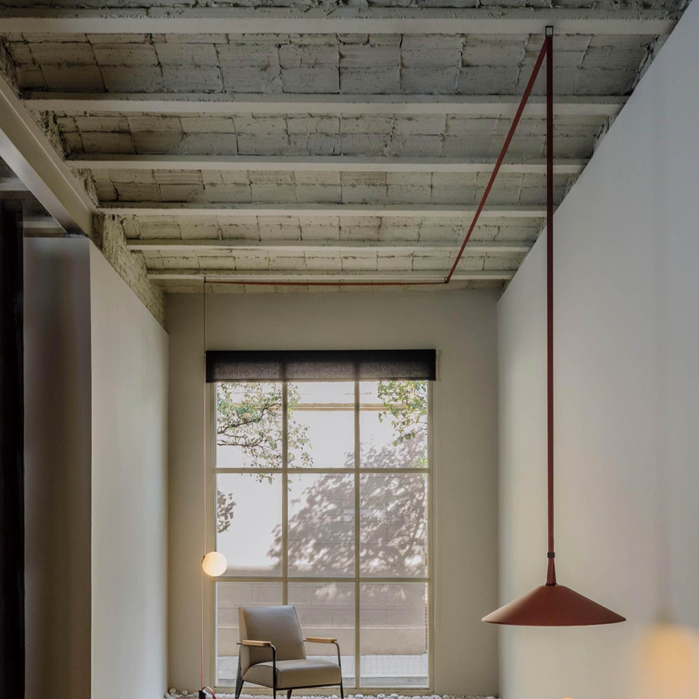 Lampă suspendată CONE cu lumină Belt, neagră, 60cm