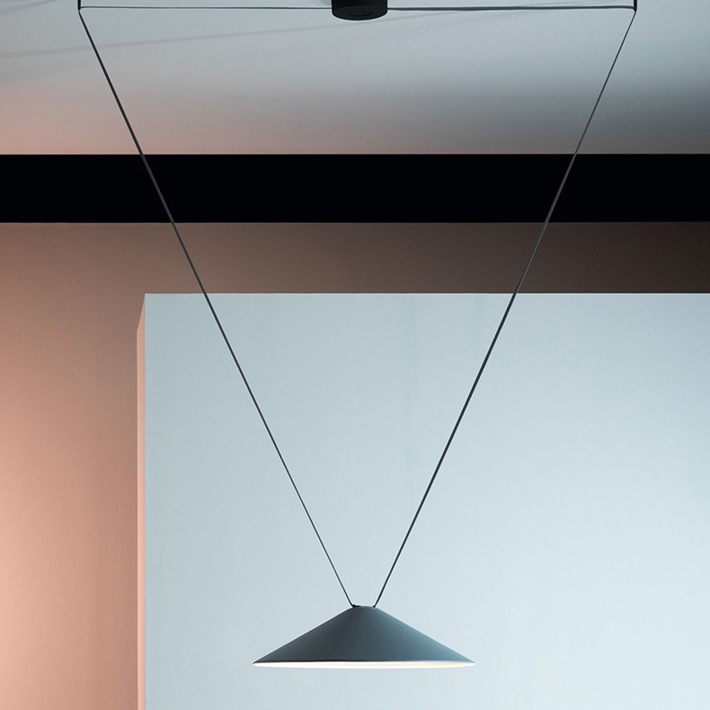 Lampă suspendată CONE cu lumină Belt, neagră, 60cm